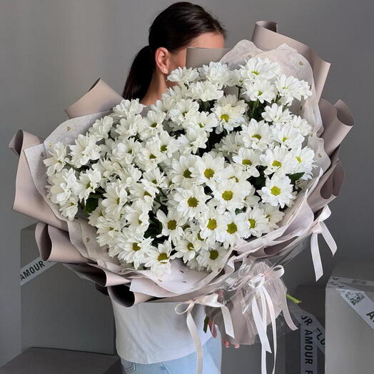 Пышный букет из 9 белых кустовых хризантем