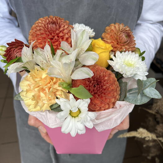 Композиция из георгинов, ромашек, альстромерий