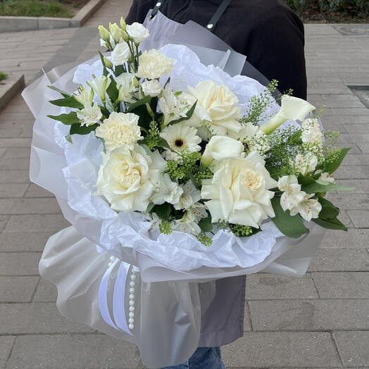 Букет из Калл, белых роз и эустомы