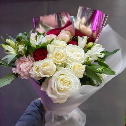 Букет с альстромерией, диантусами и белой розой 🌹