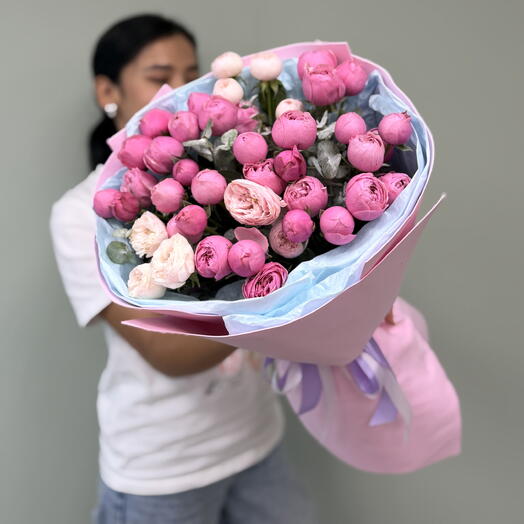 Дуо букет «Незнакомка🌸» из пионовидных роз Silva и Mensfild с эвкалиптом в дизайнерской упаковке