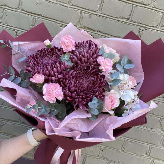Букет с хризантемой Бигуди ,розой и кустовой гвоздикой