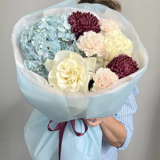 Нежный букет с розами и ажурными диантусами