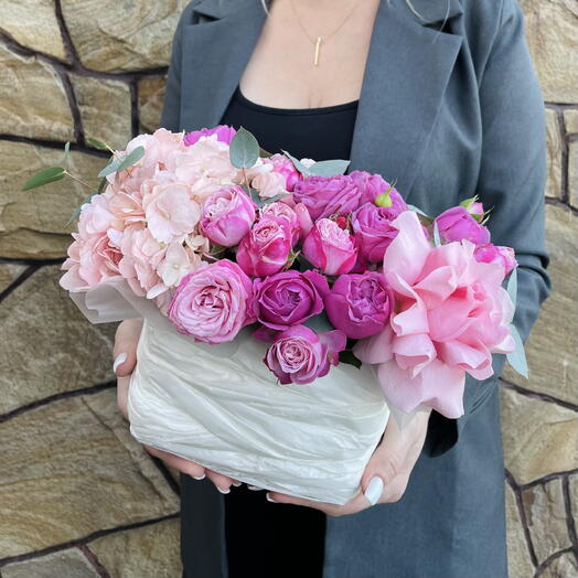 🌸Цветочный комплимент🌸(корзина с гортензией, кустовой розой, французско розой и эвкалиптом)
