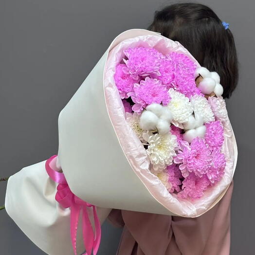 Букет из белого хлопка и кустовых хризантем