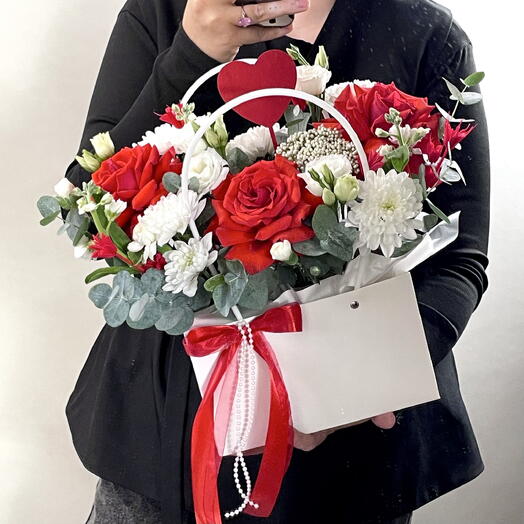 Милая композиция с французскими розами, хризантемой и милым сердечком ♥️