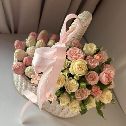 Цветы и клубника в корзине