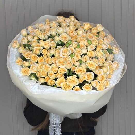 Букет из нежно-персиковых кустовых роз