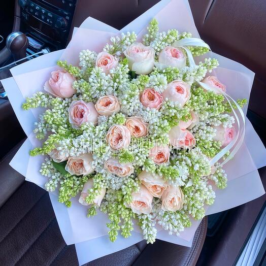 Lila blanca y rosas en forma de peonía