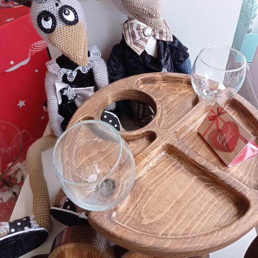 Столик для вина, бокалов и закусок