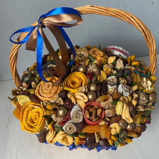 Premium basket with dried fruits
