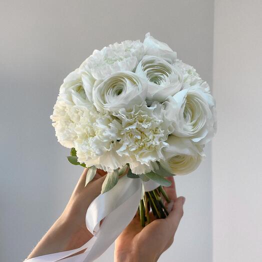 Букет невесты из белых диантусов и ранункулюсов