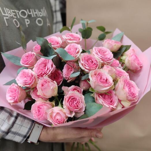 Ramo de rosas con eucalipto