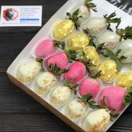 Set of chocolate-covered strawberries "Spring evening"
