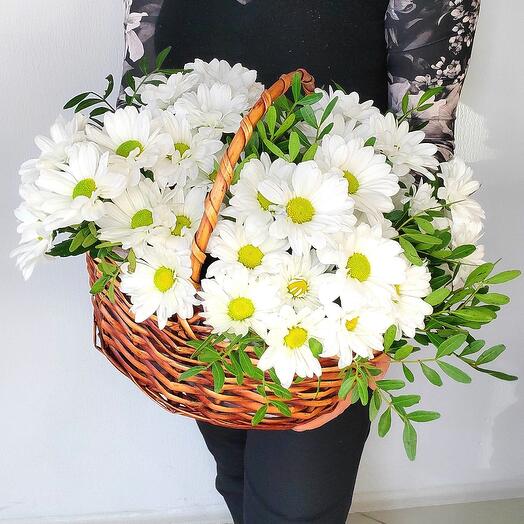 Корзина с ромашками
