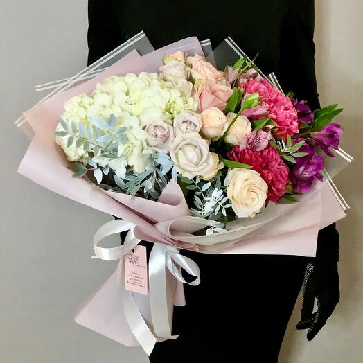 Ramo con hortensias, rosas en forma de peonía y alstroemeria "Día y noche"