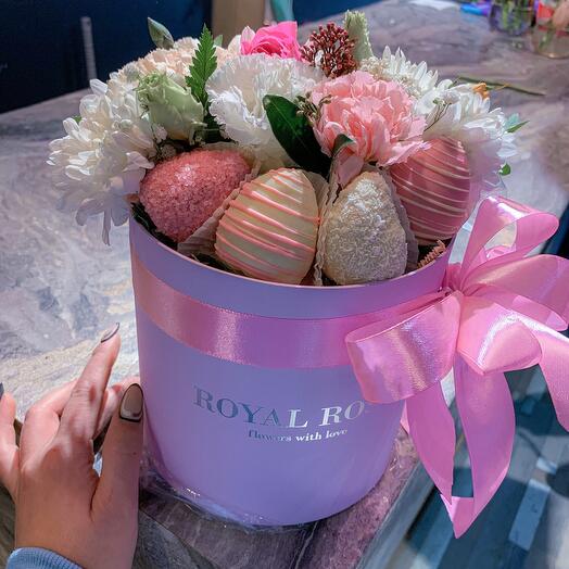 Strawberries with flowers in a box