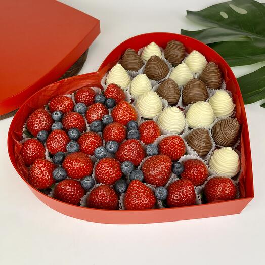 N51 Chocolate-covered strawberries with blueberries in a Heart box .Size XL