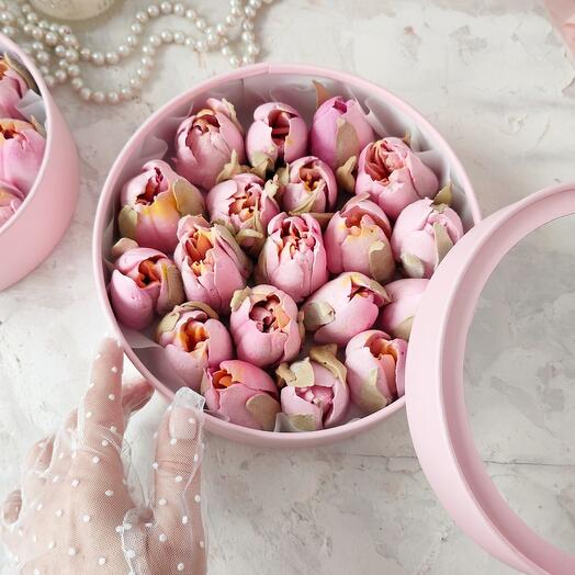 Sweet set "Melody of Spring" of marshmallow royal tulips in a hatbox 20 cm