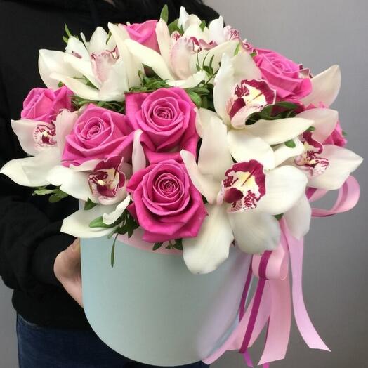 Arreglo en una Caja de sombreros con orquídeas y rosa carmesí "Malinka", talla L