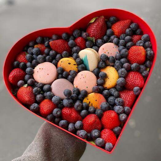 Gift set with strawberries, blueberries and macaroons "Heart"
