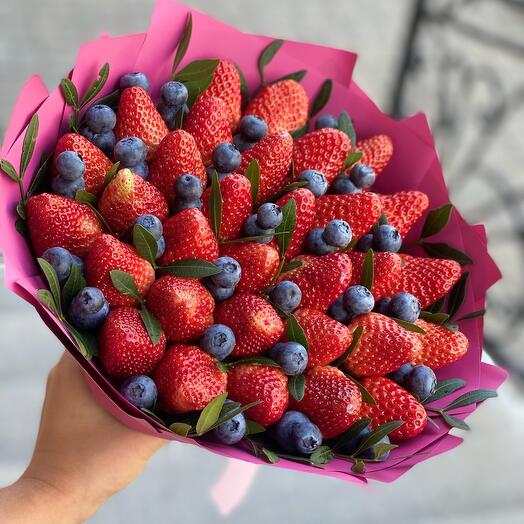 Bouquet of strawberries