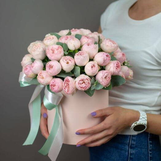 Peony-shaped Mansfield Park roses in an XL box