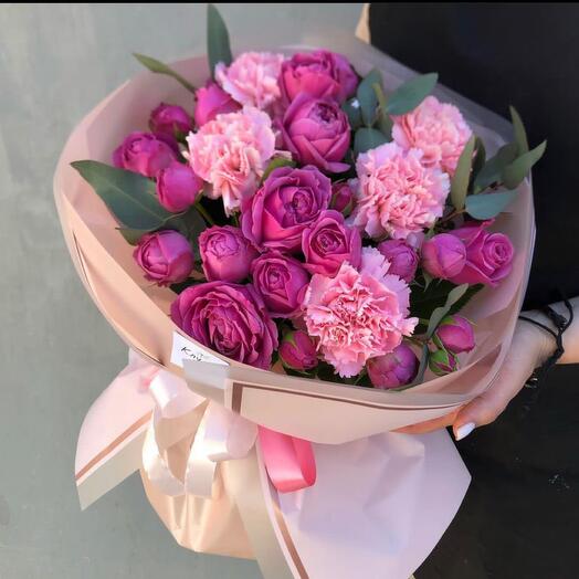 Bouquet of peony-shaped roses