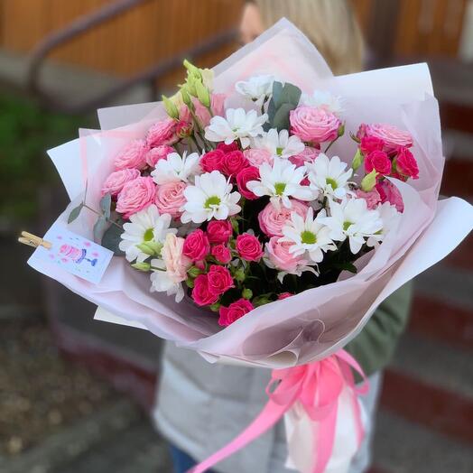 Bouquet of bush roses and chrysanthemum