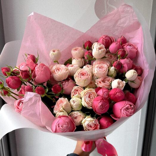 A gorgeous bouquet of peony-shaped roses