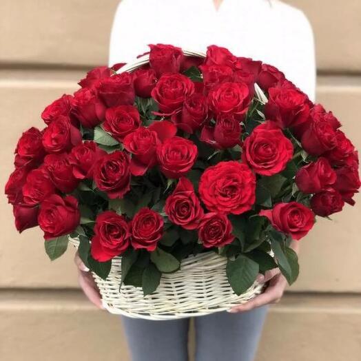 Корзина с 55 алыми розами