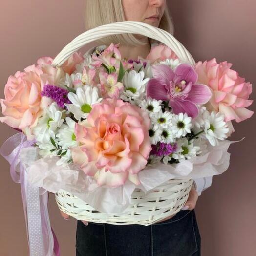 Корзина из из 5 французских роз, хризантемы,орхидеи , альстромерии