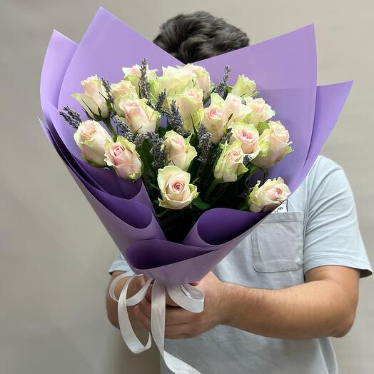 Ramo de rosas y lavanda de una sola cabeza