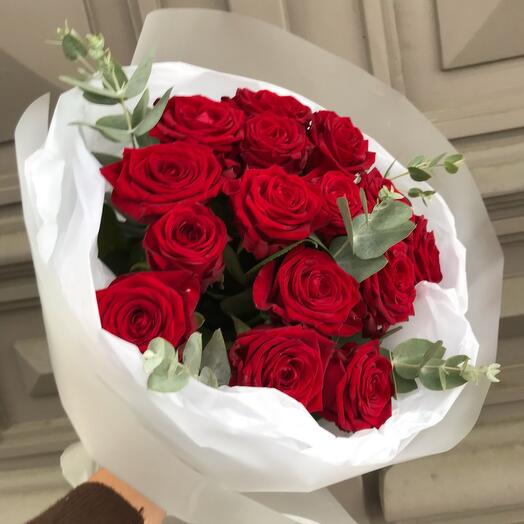 15 красных роз Red naomi с эвкалиптом