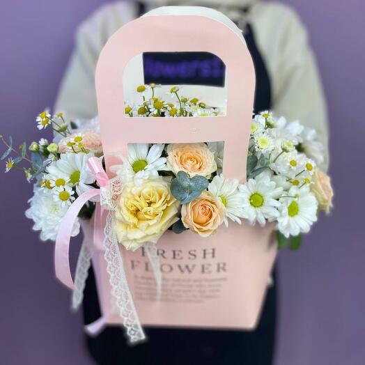 Композиция в сумочке 🧡 нежная авторская композиция с хризантемой, кустовой розой, ромашками и эвкалиптом 🧡
