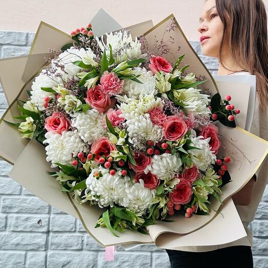 Букет из одноголовых хризантем, роз и альстромерии