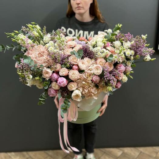 Шляпная коробка с гортензией, маттиолой, пионами, розами, эустомой, сиренью, ранункулюсами "Сиреневая пена"