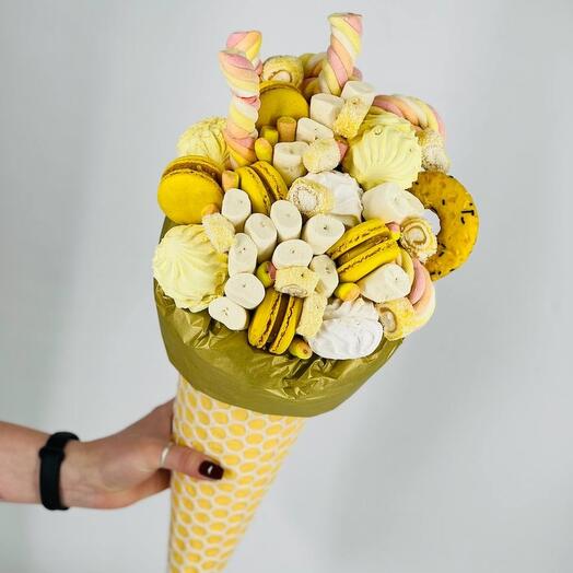 Edible children's bouquet horn with sweets