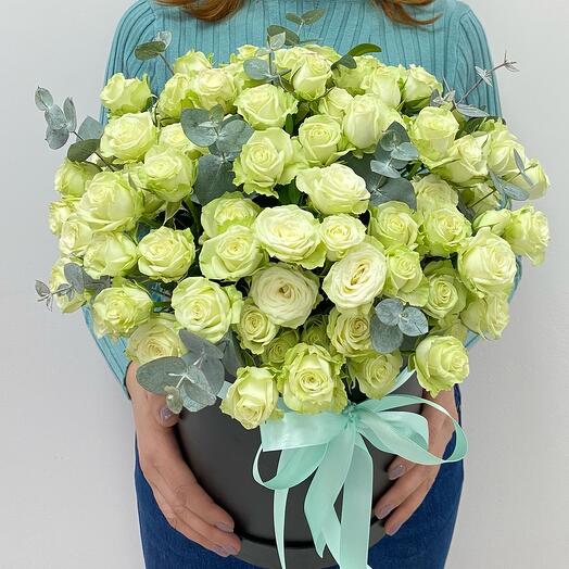 Белые кустовые розы в коробке