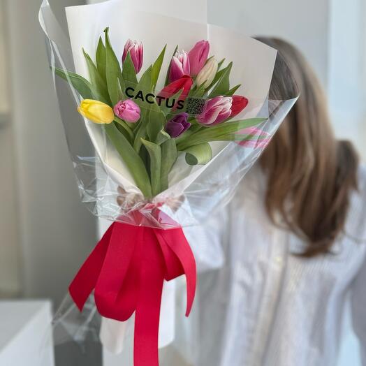 Букет «ХРУСТЯЩИЕ ТЮЛЬПАНЫ» (микс из тюльпанов 11шт в фирменной упаковке)