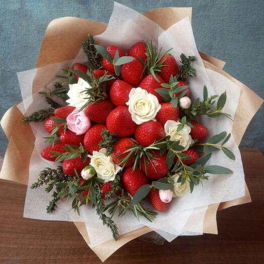 Букет из клубники и цветов "Романтика-1"