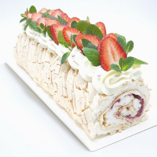 Меренговый рулет с клубникой