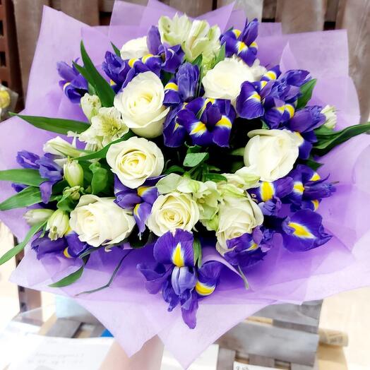Ramo cremoso con iris de lavanda
