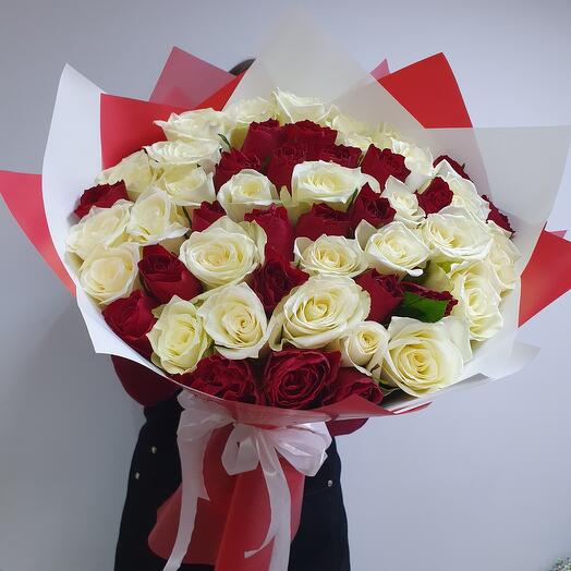 Ramo y 51 rosas rojas y blancas