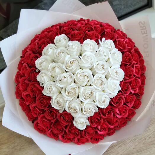 Ramo de 101 rosas de jabón con un corazón en un marco