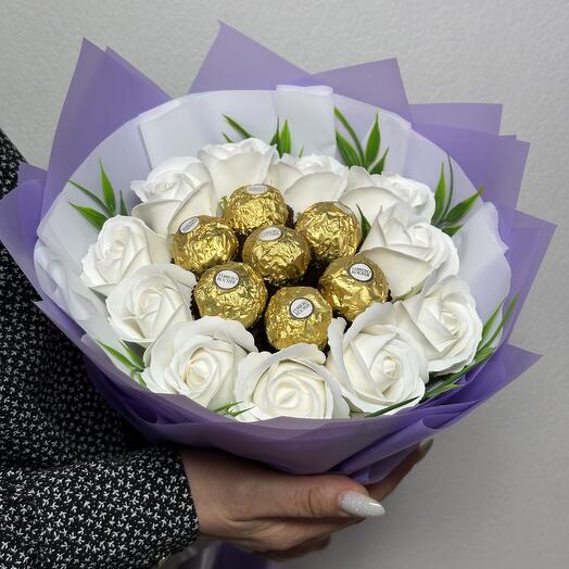 Букет из мыльных роз. 11 мыльных белых роз и конфеты "Ferrero Rosher"