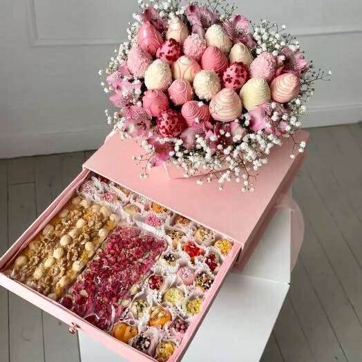 Клубничка в шоколаде с цветами в шкатулке « Ты пахнешь как любовь» 💞