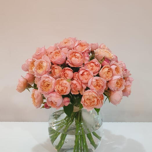 Radiant Charm: Light Jullieta Spray Roses in Clear Bowl Vase