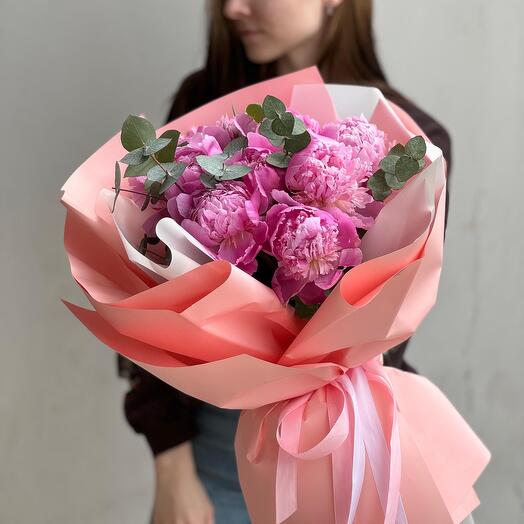 Букет из 9 пионов с эвкалиптом