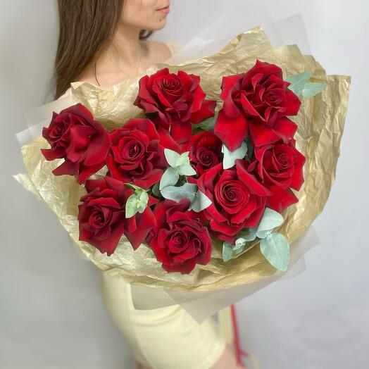 Алые французские розы и эвкалипт